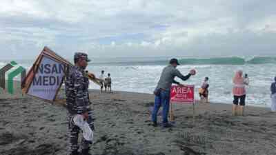 pemerintah Kabupaten Purworejo Memasang Papan Himbauan bagi Wisatawan di Pantai Dewaruci