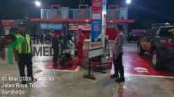 Anggota Polres Blitar Patroli di SPBU Pastikan Stok BBM Aman