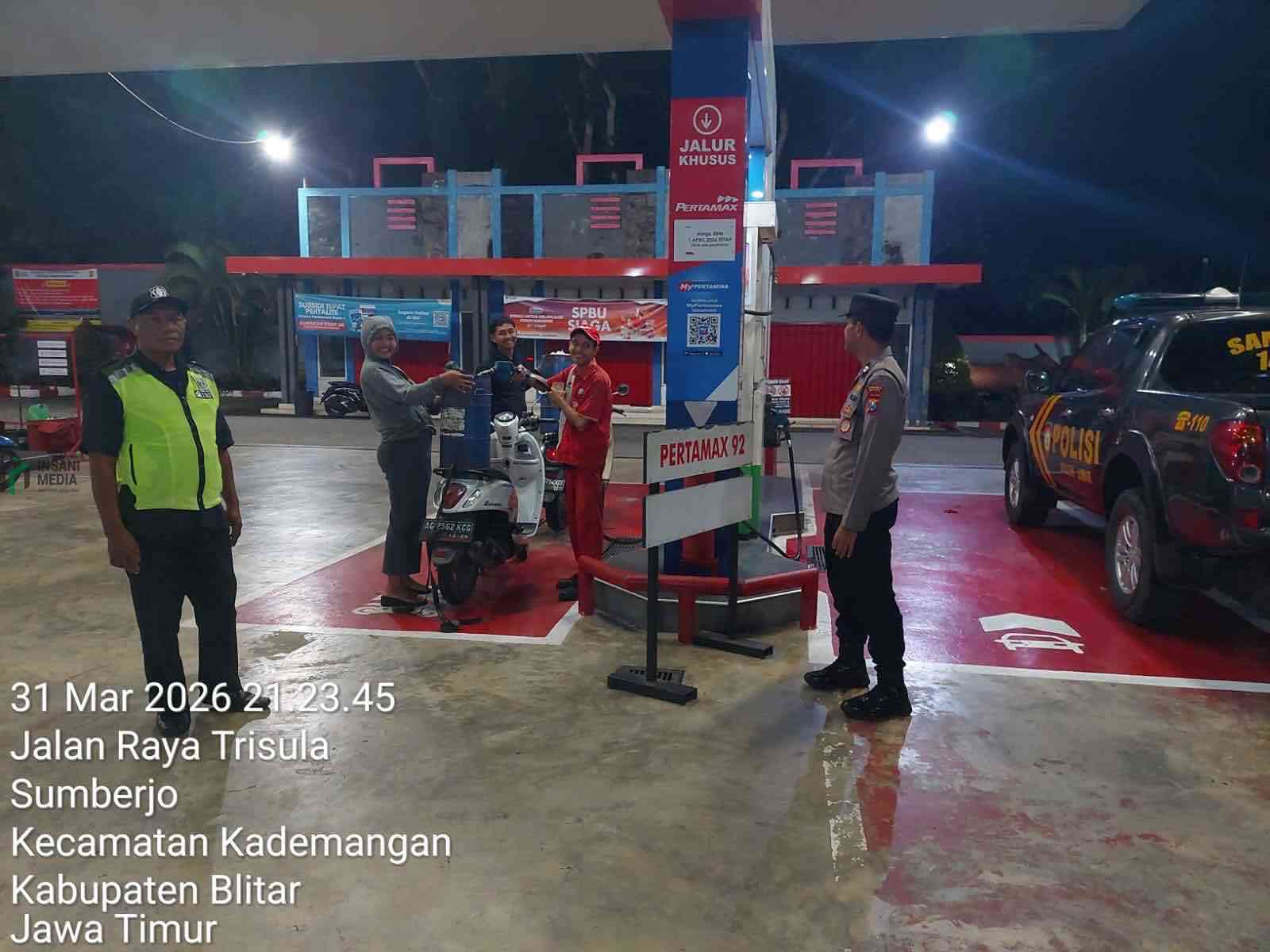 Anggota Polres Blitar Patroli di SPBU Pastikan Stok BBM Aman