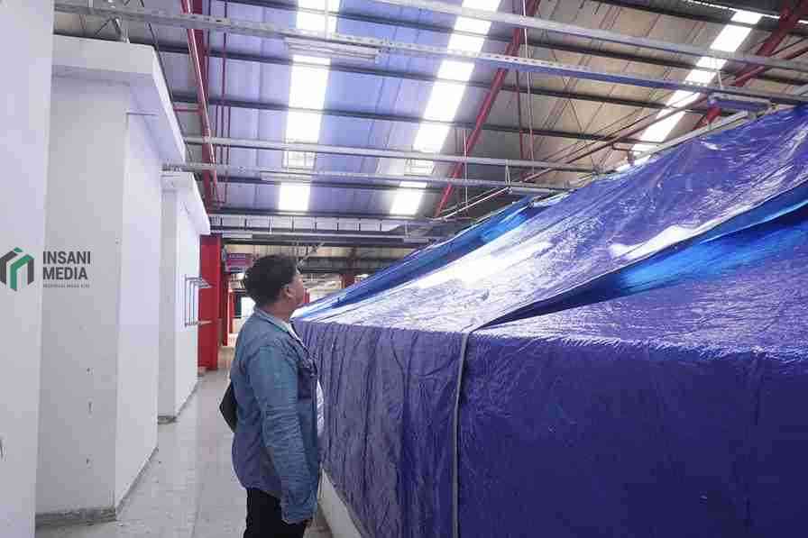 Atap Pasar Legi Sementara Ditutup Terpal