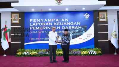 Bupati Blitar Rijanto Menyerahkan LKPD Tahun Anggaran 2025 ke BPK RI