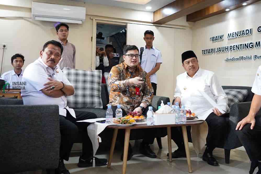 Bupati Kediri Hanindhito Himawan Pramana bersama Bupati Nganjuk Marhaen Djumadi dan Bupati Jombang Warsubi menggelar pertemuan Bahas Simpang Tiga Mengkreng