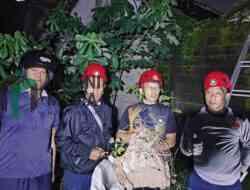 Damkar Blitar Tangani Lonjakan Evakuasi Sarang Tawon Vespa