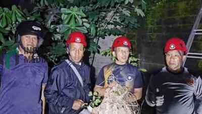 Damkar Kota Blitar Mengevakuasi Tawob Vespa dari Lingkungan Warga