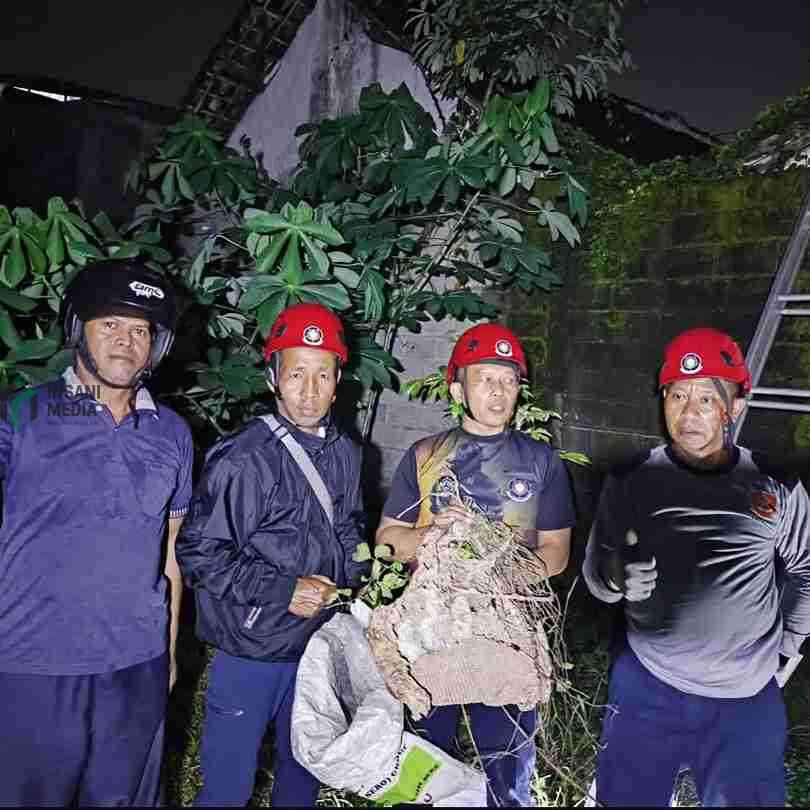 Damkar Kota Blitar Mengevakuasi Tawob Vespa dari Lingkungan Warga