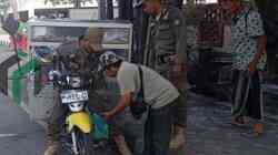 Satpol PP Sidoarjo Sapu Bersih PKL Bandel, Empat Pedagang Diamankan di Jalan Majapahit