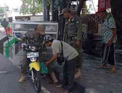 Satpol PP Sidoarjo Sapu Bersih PKL Bandel, Empat Pedagang Diamankan di Jalan Majapahit