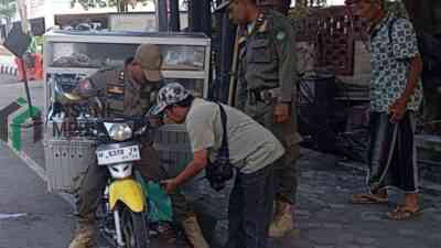 Satpol PP Sidoarjo Sapu Bersih PKL Bandel, Empat Pedagang Diamankan di Jalan Majapahit