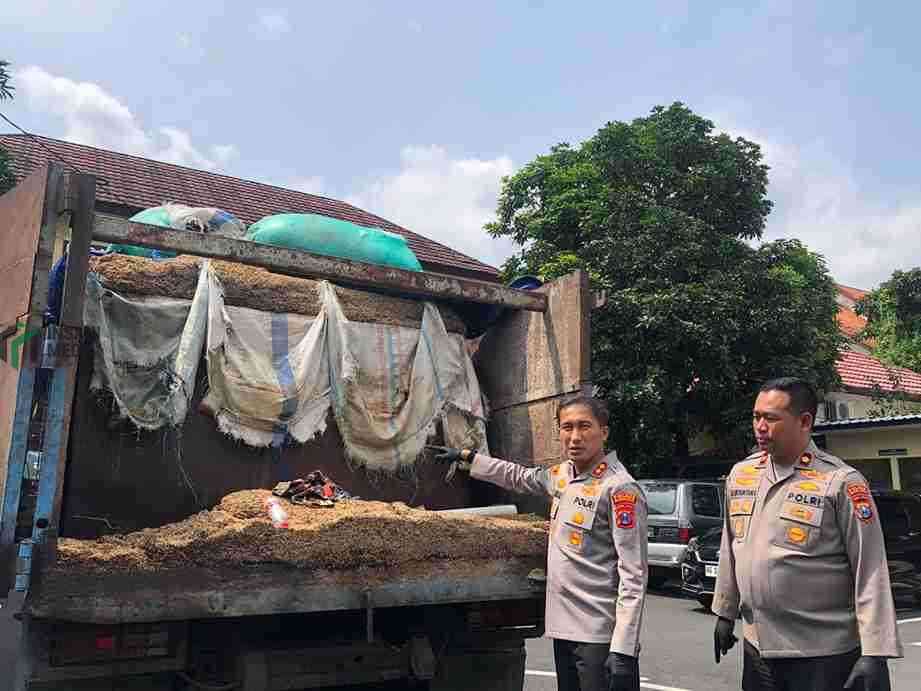 Kapolres Blitar Kota Kalfaris Triwijaya Lalo Menunjukkan Truk yang Dimodifikasi untuk Menimbun BBM Jenis Solar