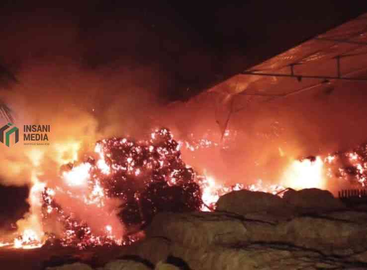 Kebakaran Gudang Serabut Kelapa di Kecamatan Nglegok