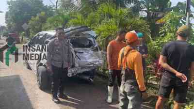 Minibus Ringsek Tertabrak Kereta di Kecamatan Wlingi Kabupaten Blitar