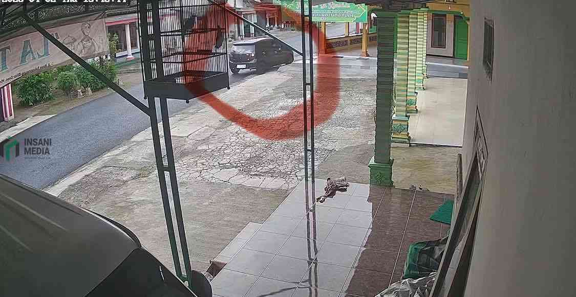 Waspada ! Instal Aplikasi Kencan, Gadis Asal Wlingi Blitar Shopee Payleter-nya Dikuras hingga Rp11 Juta Mobil Terduga Pelaku Penipuan saat Berhenti di Salah Satu Mushola di Desa Minggirsari Kecamatan Kanigoro Kabupaten Blitar