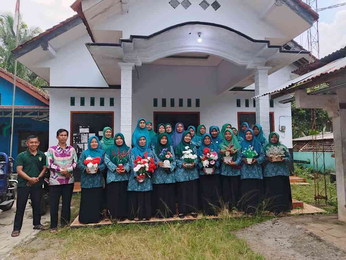 PKK Desa Jatiwangsan Kecamatan Kemiri Kabupaten Purworejo Ubah Sampah jadi Hiasan Bernilai Jual Tinggi