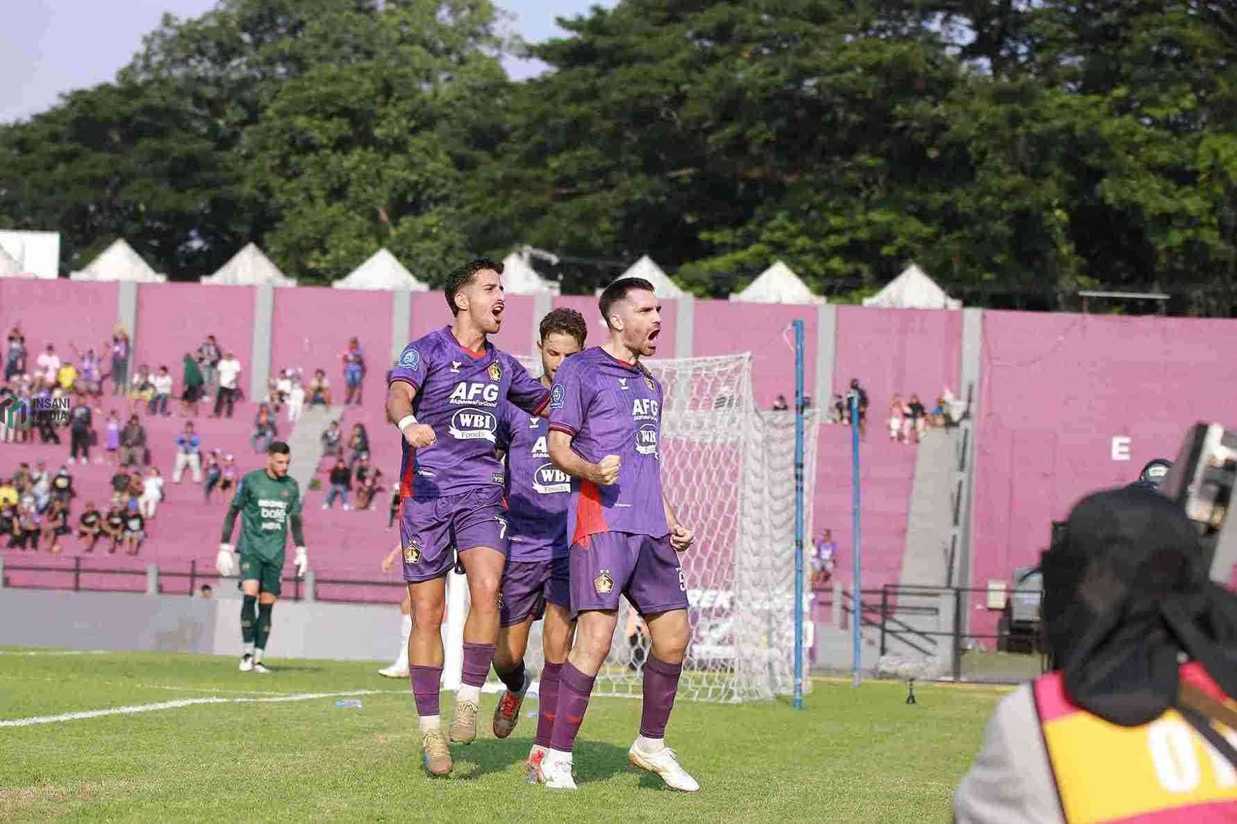 Pemain Persik Kediri Jon Toral dkk Merayakan Golnya ke Gawang Persita Tanggerang di Stadion Brawijaya Kota Kediri