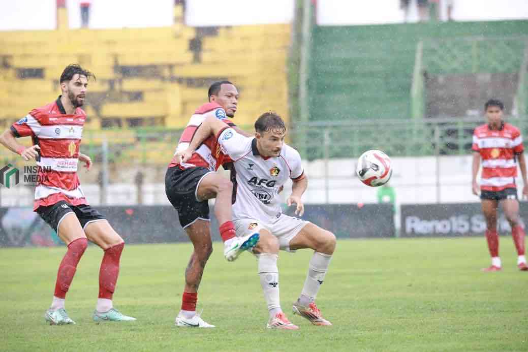 Persik Kediri Tumbang dari Madura United, Pelatih Soroti Finishing dan Lini Belakang Pemain Persik Kediri harus Menelan Kekalahan saat Melawan Pemain Madura United di Gelora Bangkalan