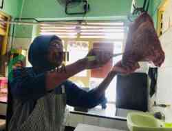 Harga Daging Naik, Pembeli di Pasar Kota Blitar Menurun