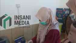 Petugas Kesehatan Memeriksa Sisa Makanan yang Menyebabkan 73 Siswa SD di Kota Kediri Keracunan