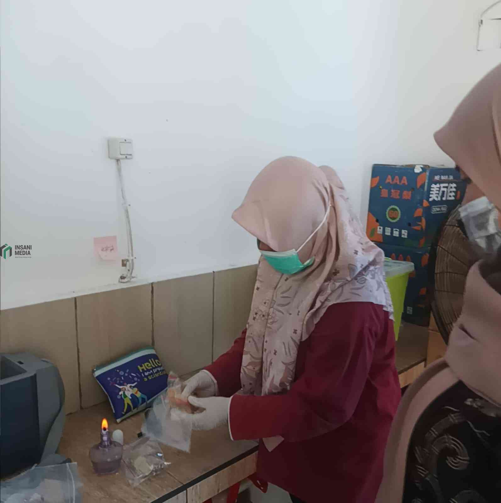 Petugas Kesehatan Memeriksa Sisa Makanan yang Menyebabkan 73 Siswa SD di Kota Kediri Keracunan