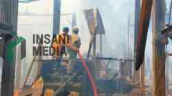 Petugas Pemadam Kebakaran Kabupaten Blitar Memadamkan Api di Kandang Ayam Kecamatan Nglegok Kabupaten Blitar