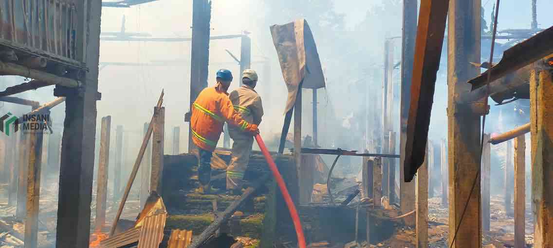 Petugas Pemadam Kebakaran Kabupaten Blitar Memadamkan Api di Kandang Ayam Kecamatan Nglegok Kabupaten Blitar
