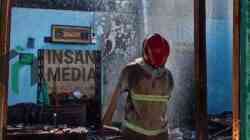 Petugas Pemadam Kebakaran Kabupaten Blitar Memadamkan Api yang Membakar Rumah Lansia di Kecamatan Ponggok Kabupaten Blitar