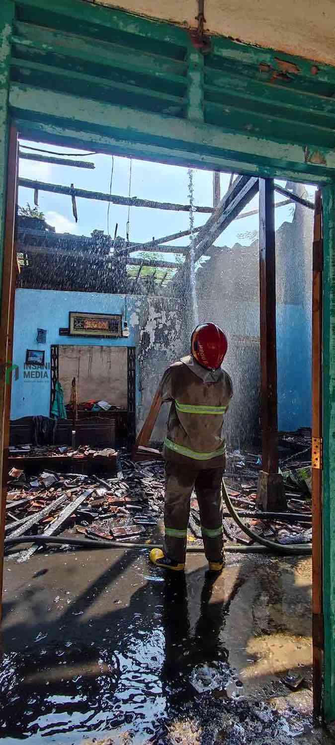 Petugas Pemadam Kebakaran Kabupaten Blitar Memadamkan Api yang Membakar Rumah Lansia di Kecamatan Ponggok Kabupaten Blitar