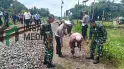 Pesepeda Tewas Tertabrak KA Kertanegara di Perlintasan Tertutup Srengat, Blitar Polisi Melakukan Olah Tempat Kejadian Perkara di Perlintasan Kereta Api Dusun Sendung Desa Ngaglik Kecamatan Srengat Kabupaten Blitar