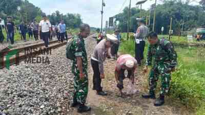 Polisi Melakukan Olah Tempat Kejadian Perkara di Perlintasan Kereta Api Dusun Sendung Desa Ngaglik Kecamatan Srengat Kabupaten Blitar