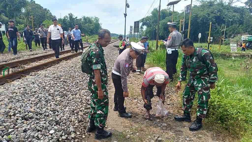 Pesepeda Tewas Tertabrak KA Kertanegara di Perlintasan Tertutup Srengat, Blitar Polisi Melakukan Olah Tempat Kejadian Perkara di Perlintasan Kereta Api Dusun Sendung Desa Ngaglik Kecamatan Srengat Kabupaten Blitar
