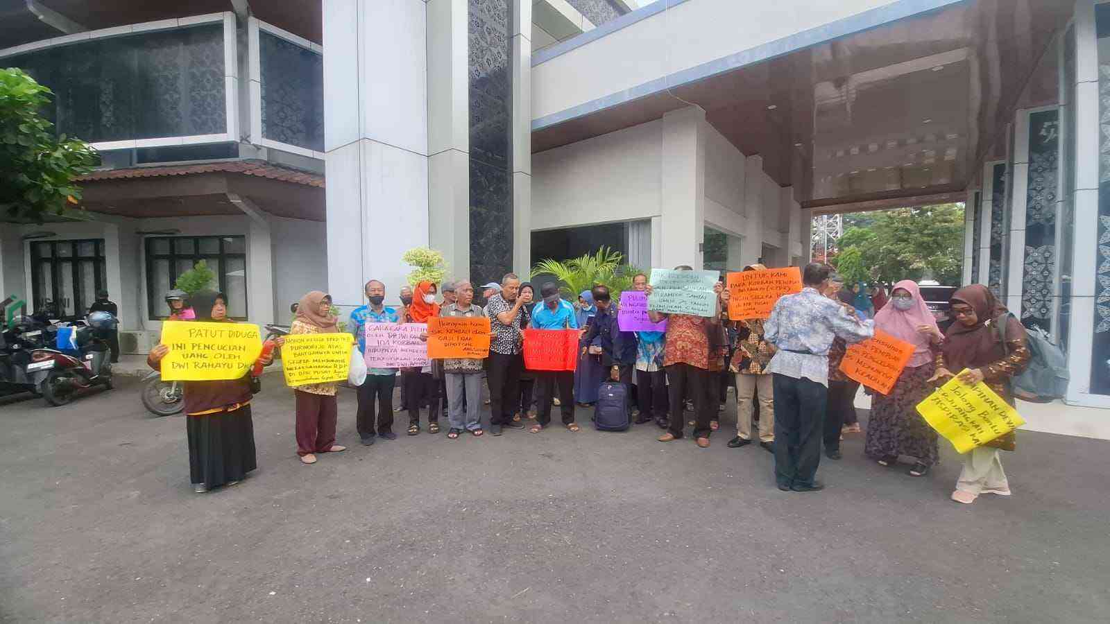 Puluhan Warga Kabupaten Purworejo Menjadi Korban Penipuan Mengadu ke DPRD