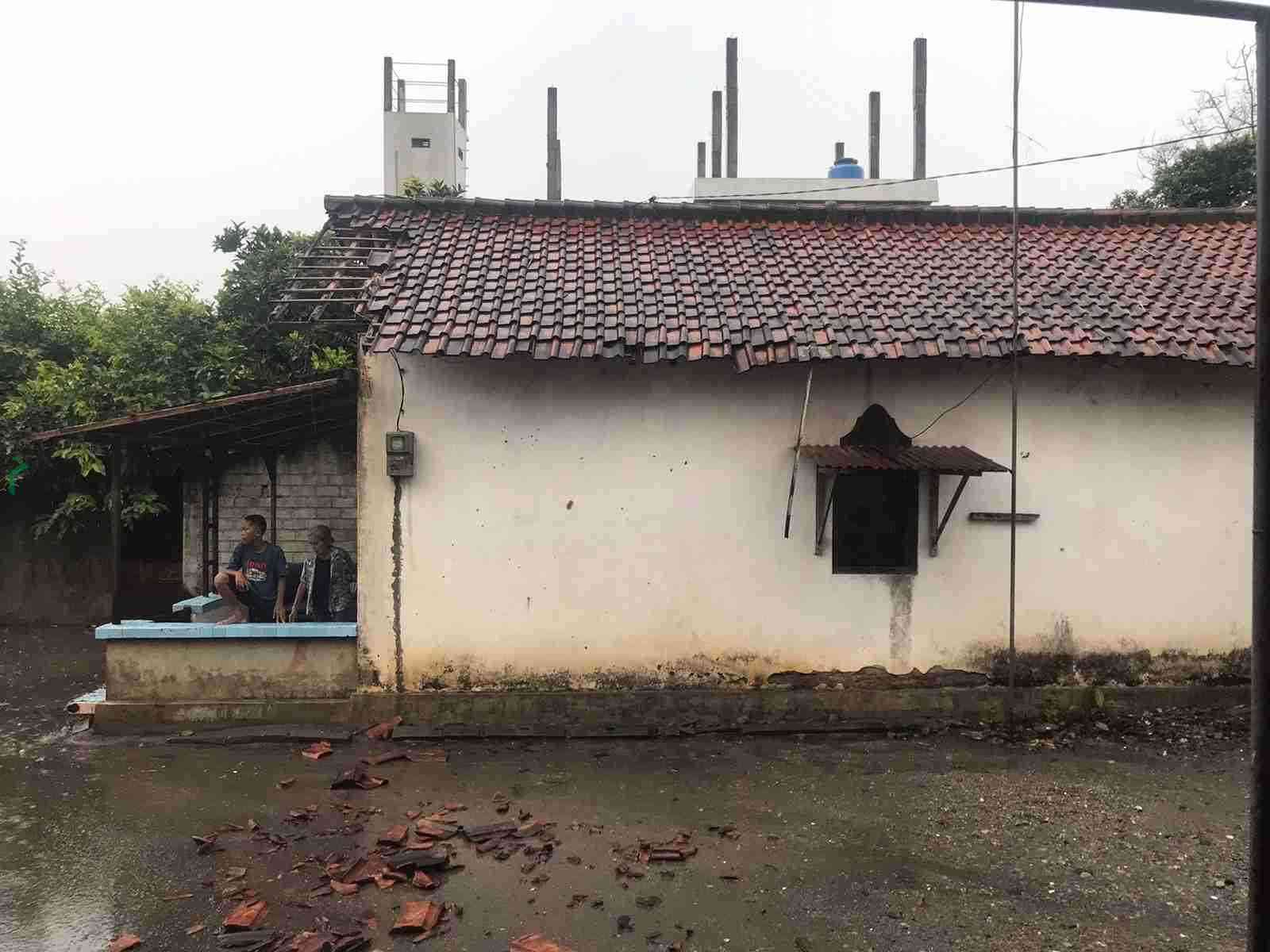 Rumah Warga Kecamatan Sukorejo Kota Blitar Atapnya Rusak Akibat Puting Beliung