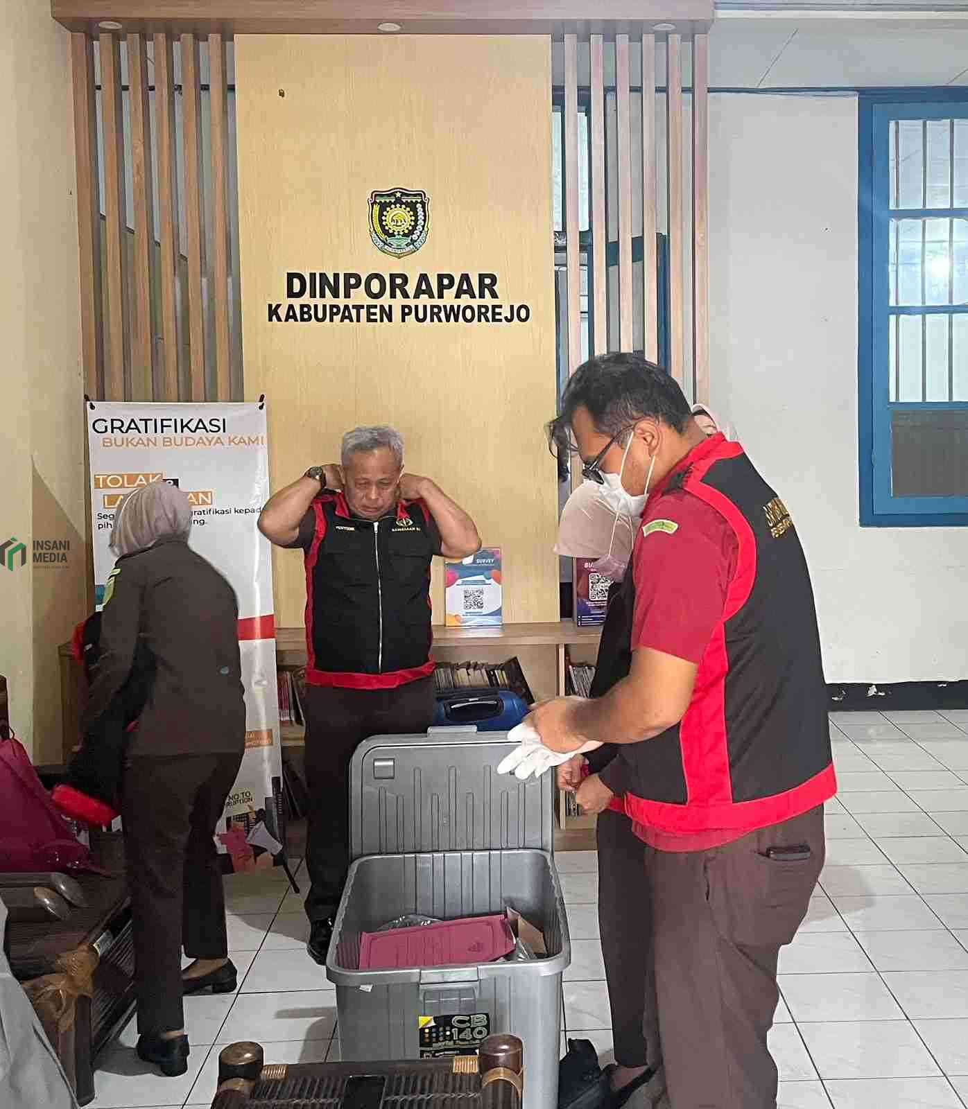 Tim Kejari Purworejo Melakukan Penggeledahan di Kantor Disporapar Kabupaten Purworejo Terkait Dugaan Korupsi Mini Zoo Purworejo