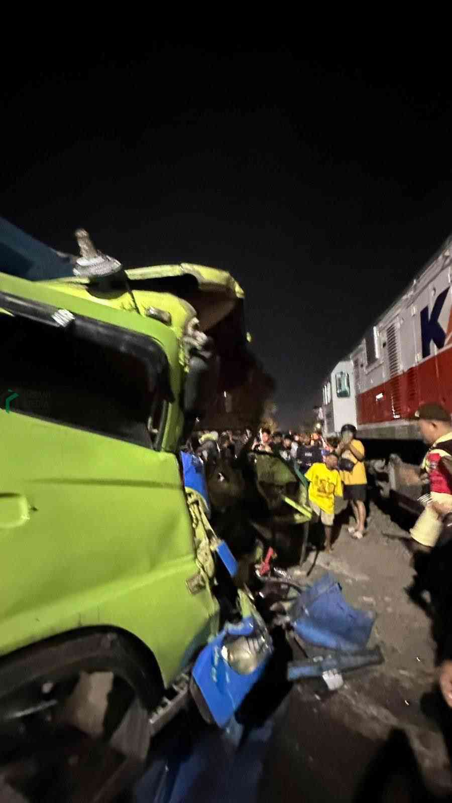 Truk Mogok di Jalan Imam Bonjol Kota Blitar Dihantam Kereta Api Rapi Dhoho