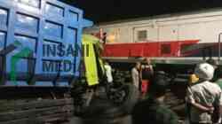 Truk Muatan Pasir Dihantam Kereta Api Rapi Dhoho karena Mecet tepat di Perlintasan Kereta Api di Kota Blitar