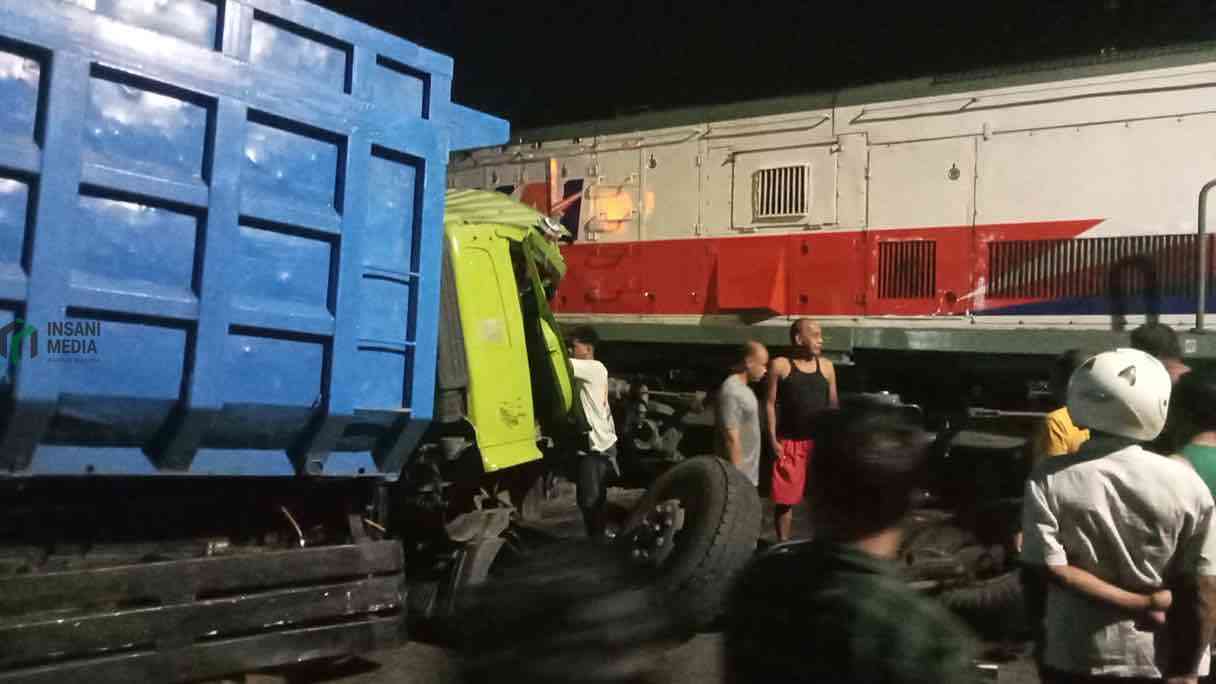 Truk Muatan Pasir Dihantam Kereta Api Rapi Dhoho karena Mecet tepat di Perlintasan Kereta Api di Kota Blitar