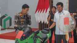 Wakapolres Blitar Kompol Rizky Fardian Caropeboka S.I.K. M.Si .Menunjukkan Barang Bukti Hasil Pencurian