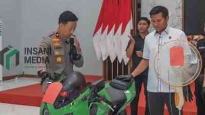 Wakapolres Blitar Kompol Rizky Fardian Caropeboka S.I.K. M.Si .Menunjukkan Barang Bukti Hasil Pencurian