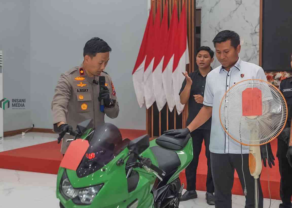 Wakapolres Blitar Kompol Rizky Fardian Caropeboka S.I.K. M.Si .Menunjukkan Barang Bukti Hasil Pencurian