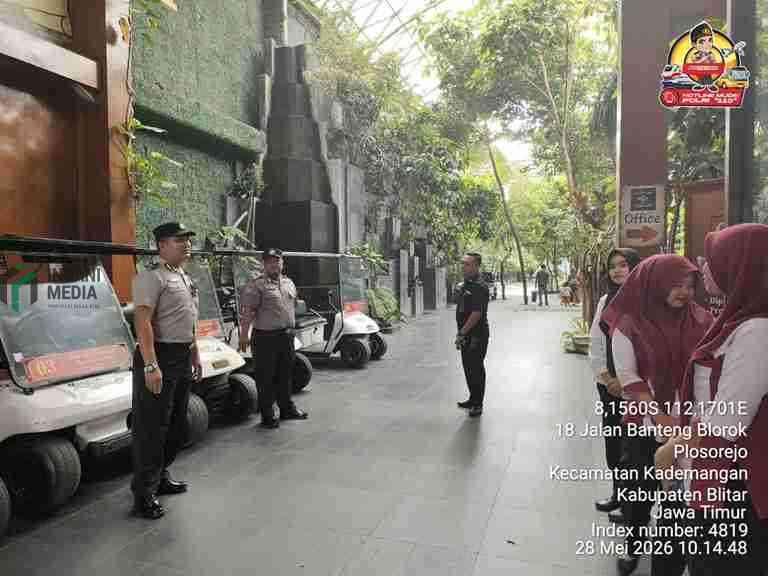 Anggota Polres Blitar Melakukan Pengamanan Wisata Kampung Cokelat Desa Plosorejo Kecamatan Kademangan