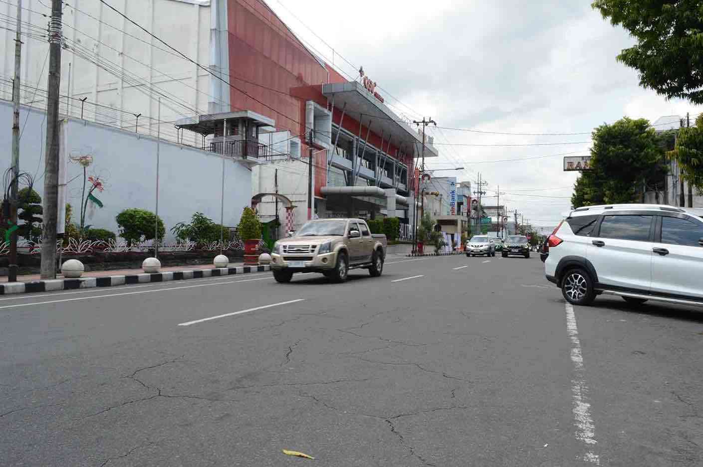 Anggaran Cekak, Jalan Merdeka Kota Blitar hanya Bisa Tambal Sulam Aspal Jalan Merdeka Kota Blitar Mulai Retak