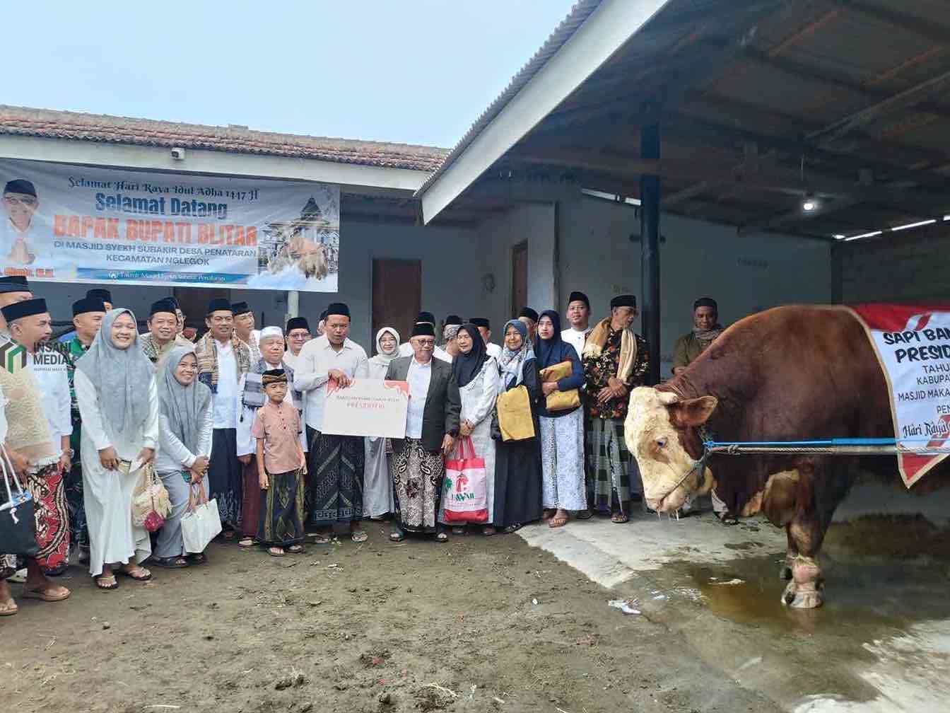 Bupati Blitar Rijanto Menyerahkan Sapi Bantuan Presiden Prabowo ke Warga Desa Penataran