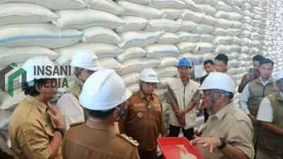 Bupati Blitar Rijanto dan Anggota DPR RI Hendro Hermano Meninjau Gudang Bulog di Kecamatan Garum Kabupaten Blitar