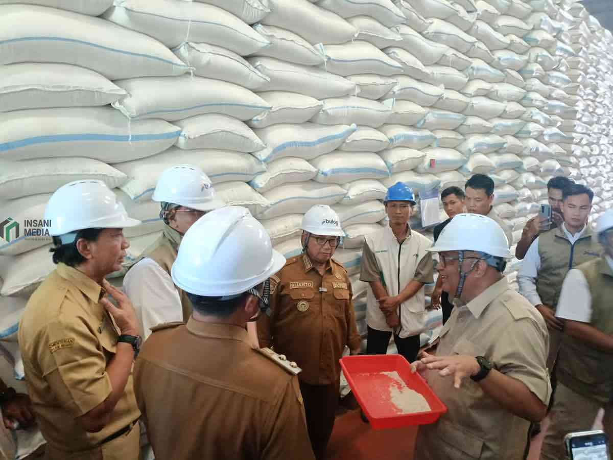 Bupati Blitar Rijanto dan Anggota DPR RI Hendro Hermano Meninjau Gudang Bulog di Kecamatan Garum Kabupaten Blitar
