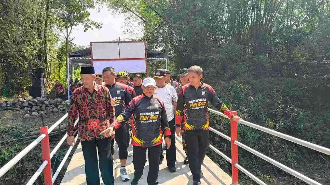 Lima Tahun Menunggu, Warga Desa Ringinanom Udanawu Blitar Kini Nikmati Jembatan Presisi Bupati Blitar Rijanto saat Meninjau Jembatan Presisi di Desa RinginanomKecamatan Undanawu