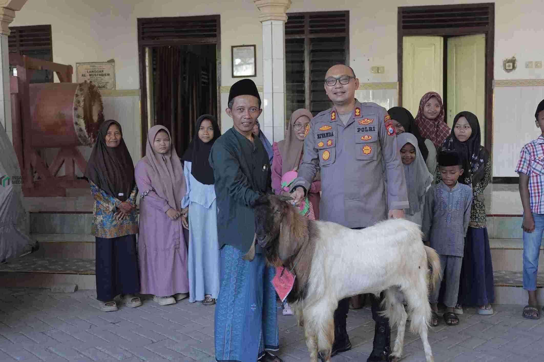 Kapolres Blitar Kunjungi Panti Asuhan Nurul Ilmi Siraman, Beri Bantuan Kambing Kurban Kapolres Blitar AKBP Rivanda Mengunjungi Panti Asuhan Nurul Ilmi di Desa Siraman Kecamatan Kesamben dan Serahkan Kambing Kurban