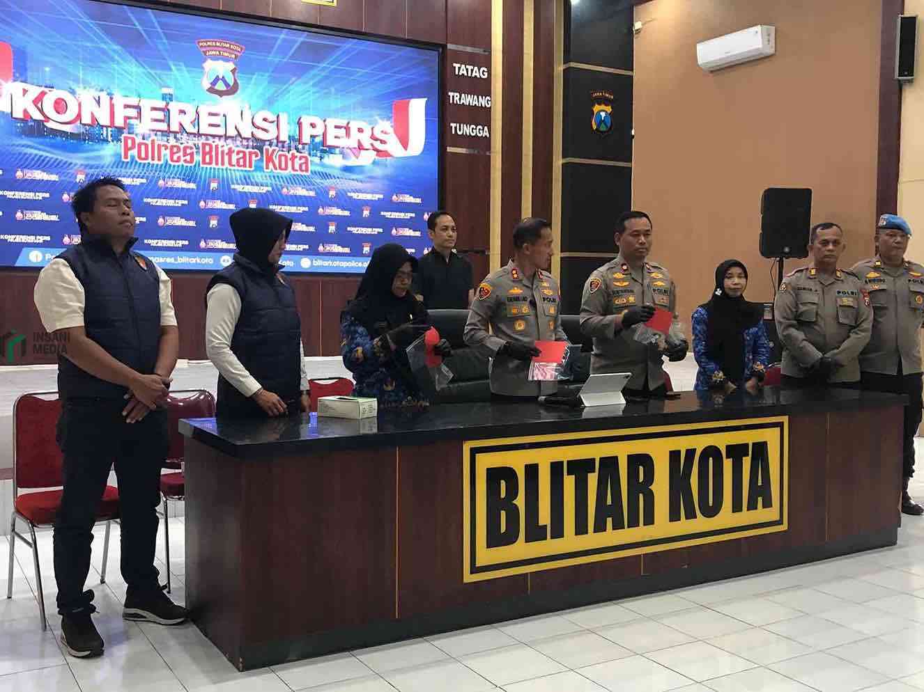 Kapolres Blitar Kota AKBP Kalfaris Triwijaya Lalo Menunjukkan Barang Bukti TPPO di Wilayah Hukum Polres Blitar Kota