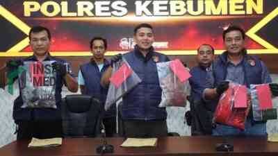 Kasat Reskrim Polres Kebumen AKP Kanzi Fathan saat Menunjukkan Barang Bukti Pembunuhan Suami Terhadap Istri dan Mertuanya di Kecamatan Buayan