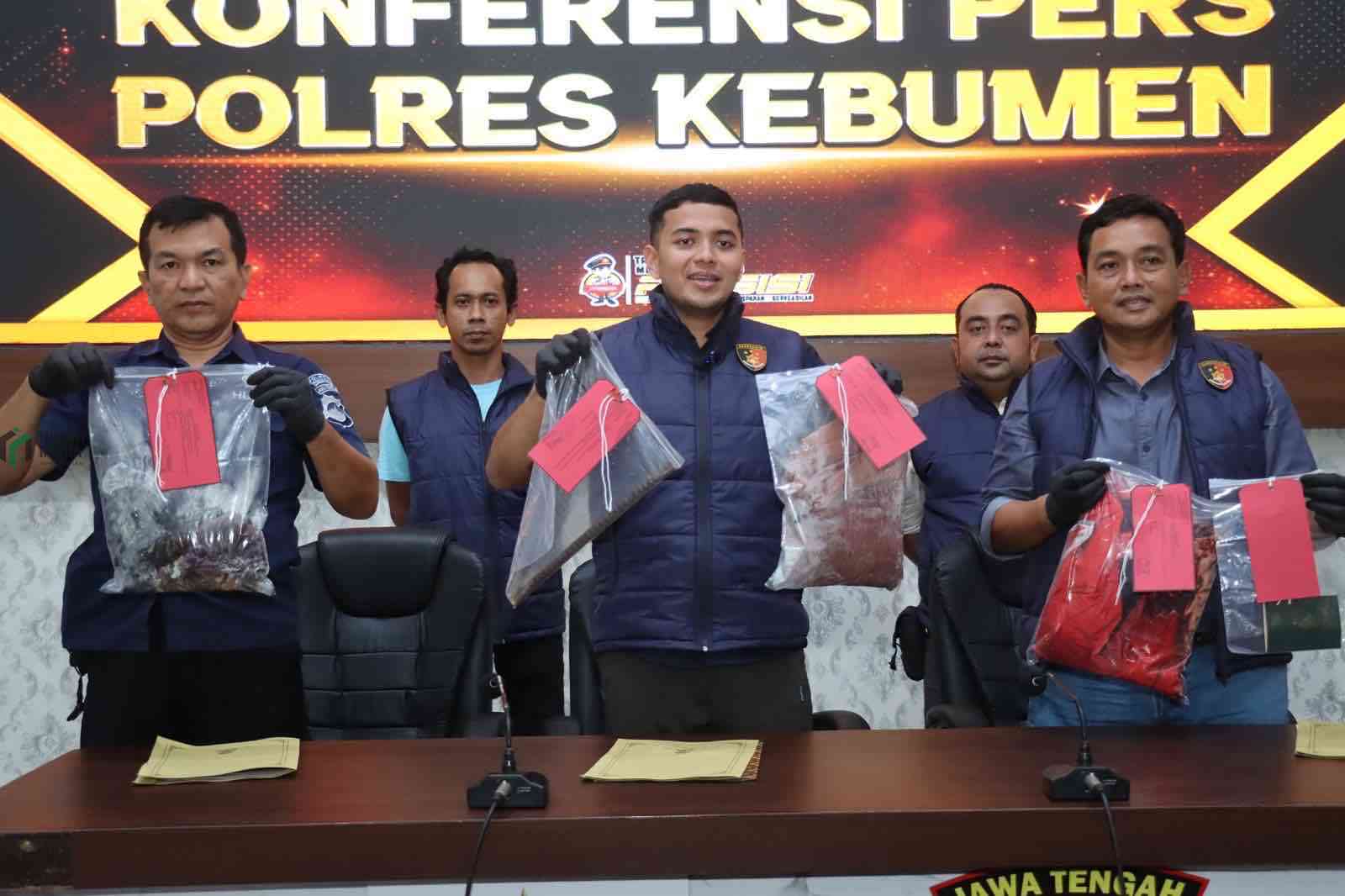 Kasat Reskrim Polres Kebumen AKP Kanzi Fathan saat Menunjukkan Barang Bukti Pembunuhan Suami Terhadap Istri dan Mertuanya di Kecamatan Buayan