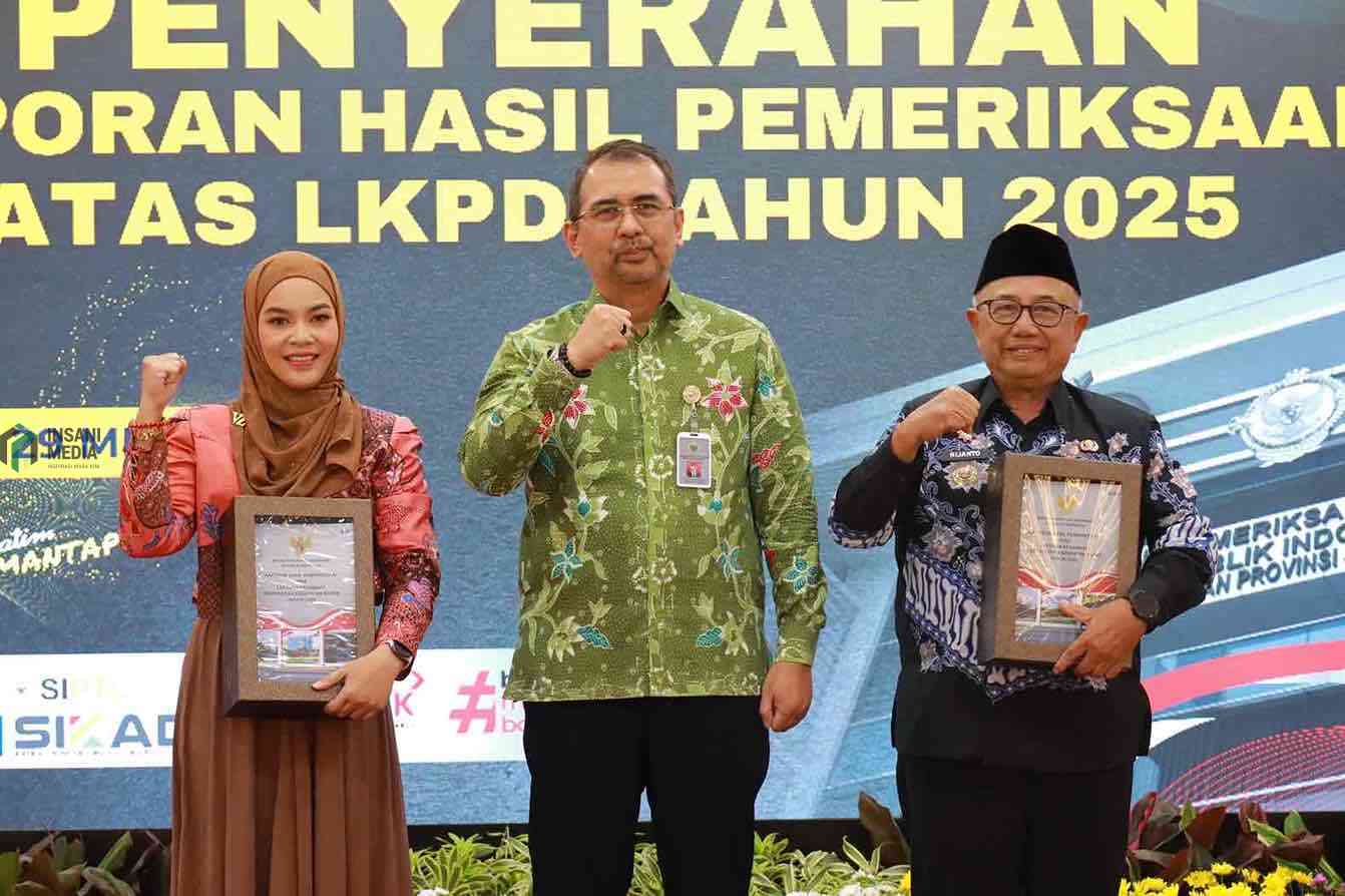 Kabupaten Blitar Pertahankan WTP 10 Tahun Berturut-turut Kepala Perwakilan BPK Provinsi Jawa Timur Yuan Candra Djaisin Bersama Bupati Blitar Rijanto
