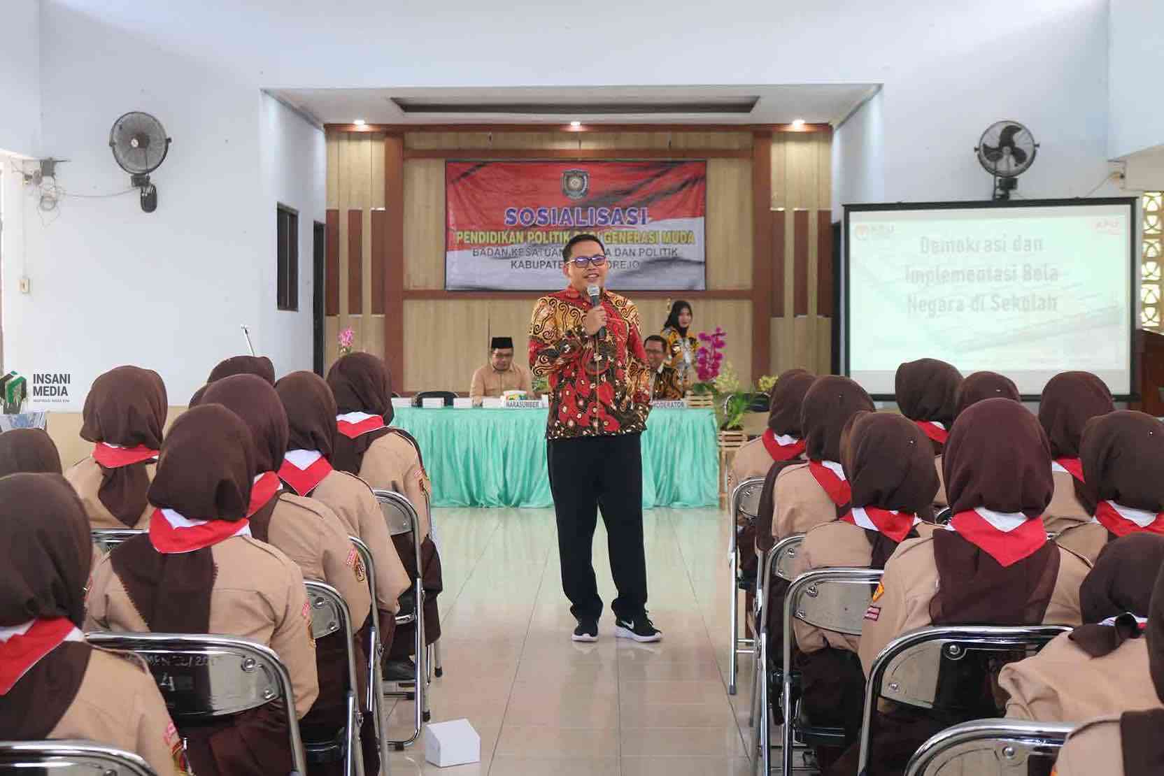 Bakesbangpol Purworejo Ajak Siswa Jadi Pemilih Cerdas dan Kritis Ketua Divisi Sosialisasi Pendidikan Pemilih Partisipasi Masyarakat dan SDM KPU Purworejo Abdul Azis